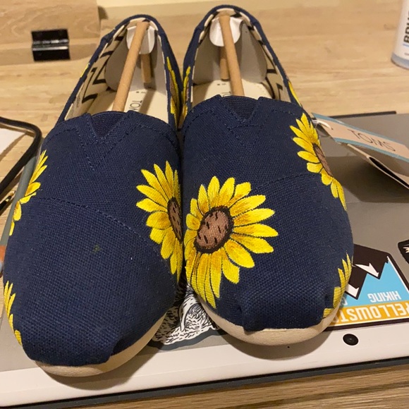 Painted sunflower toms size 8 - Picture 4 of 6